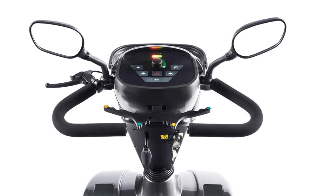 Bedienfeld und Lenker des Sterling S700 Elektromobils mit ergonomischer Wig-Wag-Steuerung, LED-Anzeige und Spiegeln – für intuitive und sichere Handhabung.