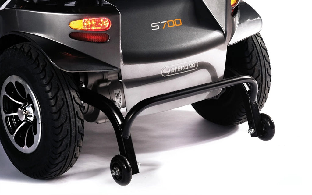 Detailansicht der aktiven Stützräder und Hinterradaufhängung am Sterling S700 Elektromobil – sorgt für Stabilität und Sicherheit beim Überfahren von Hindernissen.