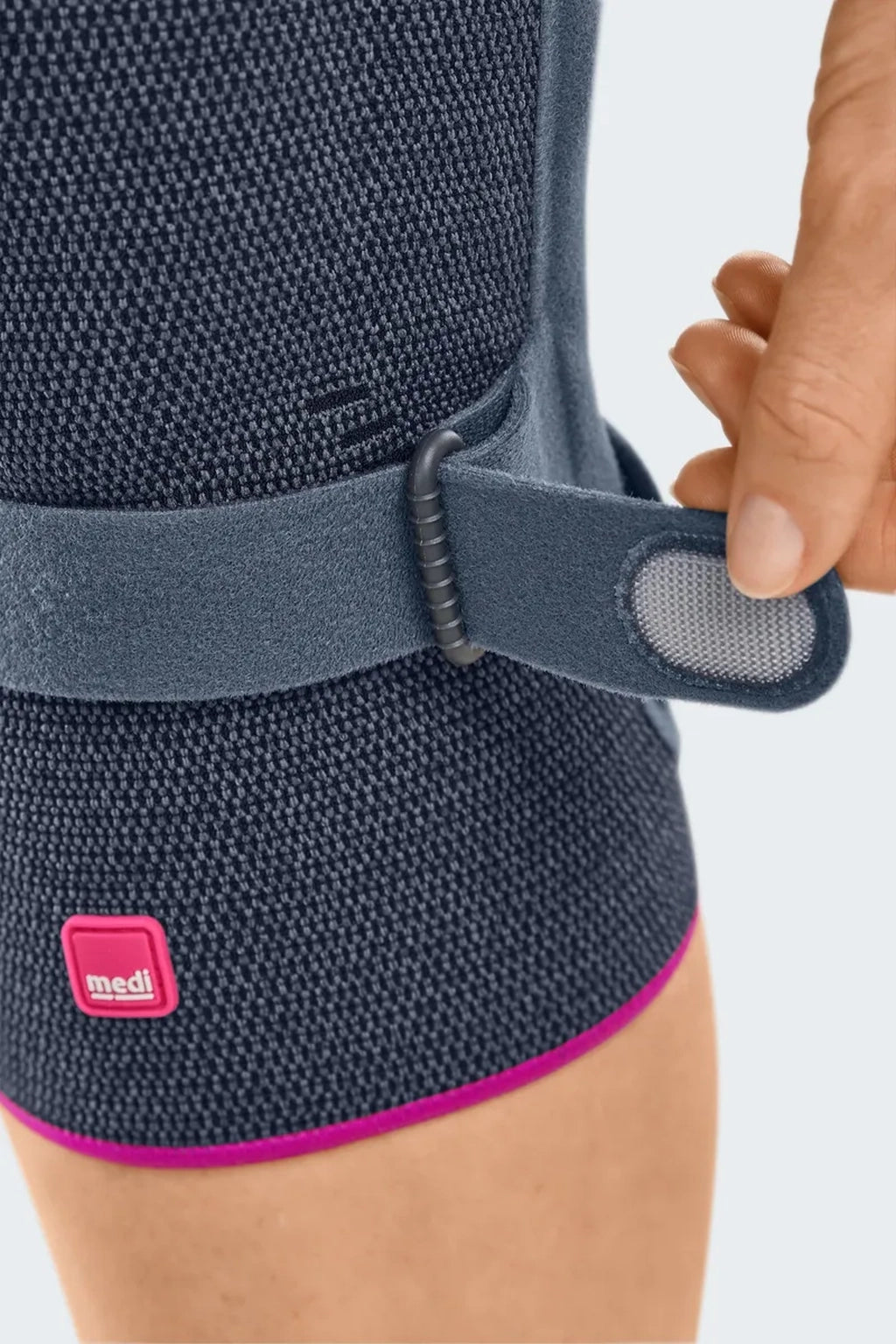 Knieorthese Genumedi PA extraweit mit Haftband von medi