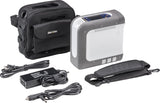 Komplettset des tragbaren Sauerstoffkonzentrators iGo2 von Drive Medical, inklusive Gerät, schwarzer Transporttasche, Netzteil, Autoladekabel und gepolstertem Schultergurt – ideal für flexible Sauerstoffversorgung unterwegs.