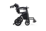 Seitenansicht des Rollz Motion Electric in der Elektrorollstuhl-Konfiguration. Das faltbare 3-in-1-Mobilitätshilfsmittel kombiniert Rollator, Transportrollstuhl und Elektrorollstuhl in einem ergonomischen Design mit stabilen Rädern und klappbarer Fußstütze.
