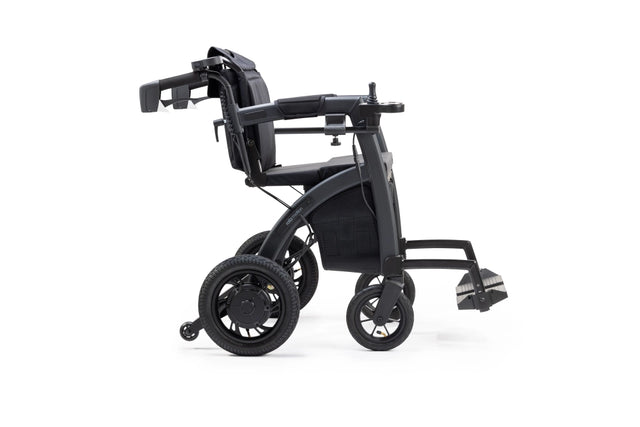 Seitenansicht des Rollz Motion Electric in der Elektrorollstuhl-Konfiguration. Das faltbare 3-in-1-Mobilitätshilfsmittel kombiniert Rollator, Transportrollstuhl und Elektrorollstuhl in einem ergonomischen Design mit stabilen Rädern und klappbarer Fußstütze.