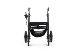 Frontalansicht des Rollz Motion Electric in der Rollator-Konfiguration. Der faltbare 3-in-1-Rollator und Elektrorollstuhl verfügt über ergonomische Griffe, eine stabile Sitzfläche und eine praktische Netztasche für zusätzlichen Stauraum.