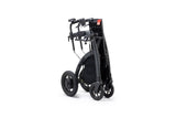 Zusammengeklappter Rollz Motion Electric in aufrechter Position. Der faltbare 3-in-1-Rollator und Elektrorollstuhl lässt sich platzsparend verstauen und einfach transportieren.