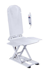 Badewannenlift mit ergonomischer Rückenlehne, rutschsicherer Sitzfläche und ausklappbaren Seitenflügeln in Weiß. Die robuste Hubscheren-Konstruktion sorgt für Stabilität und sicheren Halt in der Badewanne. Das dazugehörige Handbedienteil mit intuitiven Tasten und Aufhängeöse ermöglicht eine einfache Steuerung des Lifts. Ideal für Personen mit eingeschränkter Mobilität zur sicheren und komfortablen Nutzung der Badewanne.