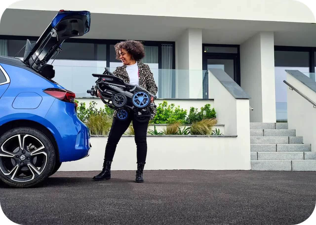 Frau trägt den Q50 R Carbon Elektrorollstuhl vom Sunrise Medical