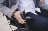 Nahaufnahme einer Hand, die den Joystick des Rollz Motion Electric bedient. Die intuitive Steuerung ermöglicht eine einfache und präzise Navigation des faltbaren Elektrorollstuhls.