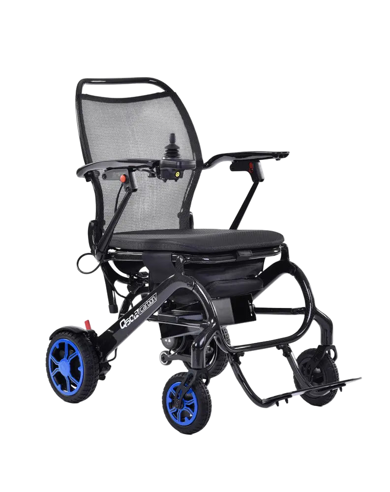 Elektrorollstuhl Q50R Carbon von Sunrise Medical mit ultraleichtem Design, schwarzem Rahmen und blauen Rädern. Perfekt für Mobilität.