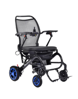 Elektrorollstuhl Q50R Carbon von Sunrise Medical mit ultraleichtem Design, schwarzem Rahmen und blauen Rädern. Perfekt für Mobilität.