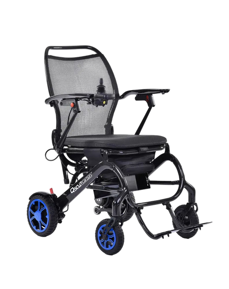 Elektrorollstuhl Q50R Carbon von Sunrise Medical mit ultraleichtem Design, schwarzem Rahmen und blauen Rädern. Perfekt für Mobilität.