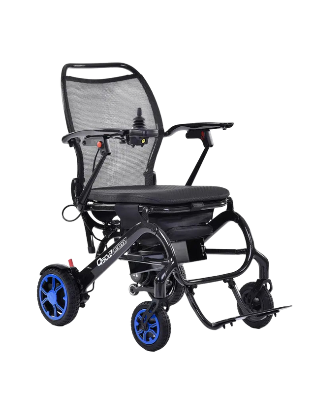 Elektrorollstuhl Q50R Carbon von Sunrise Medical mit ultraleichtem Design, schwarzem Rahmen und blauen Rädern. Perfekt für Mobilität.