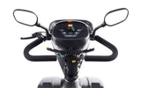 Bedienfeld und Lenker des Sterling S700 Elektromobils mit ergonomischer Wig-Wag-Steuerung, LED-Anzeige und Spiegeln – für intuitive und sichere Handhabung.