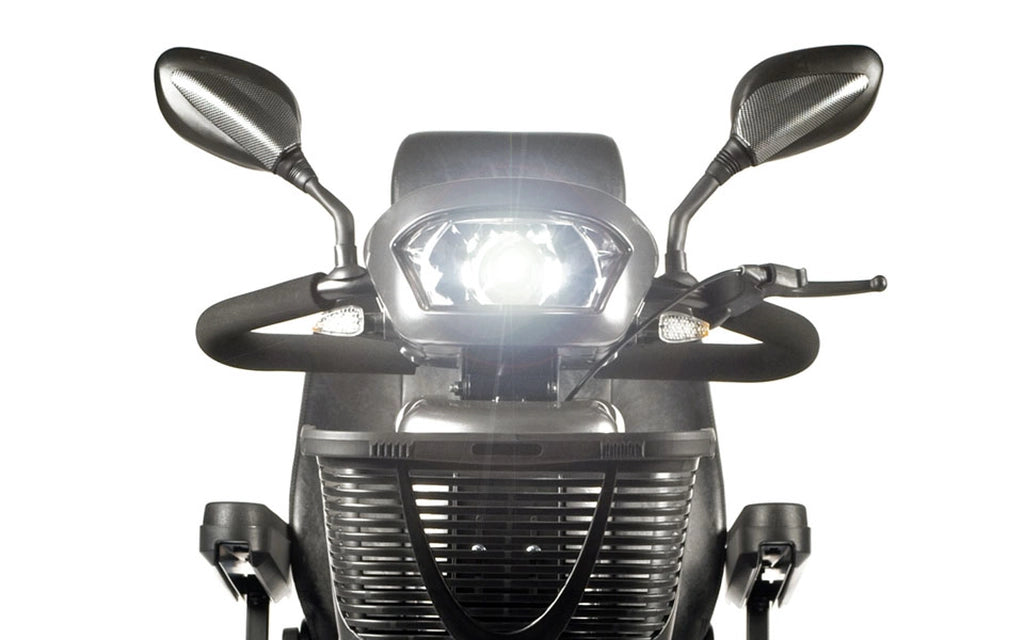 Leistungsstarke LED-Frontbeleuchtung mit integrierten Blinkern und Rückspiegeln am Sterling S700 Elektromobil – für maximale Sichtbarkeit und Sicherheit im Straßenverkehr.